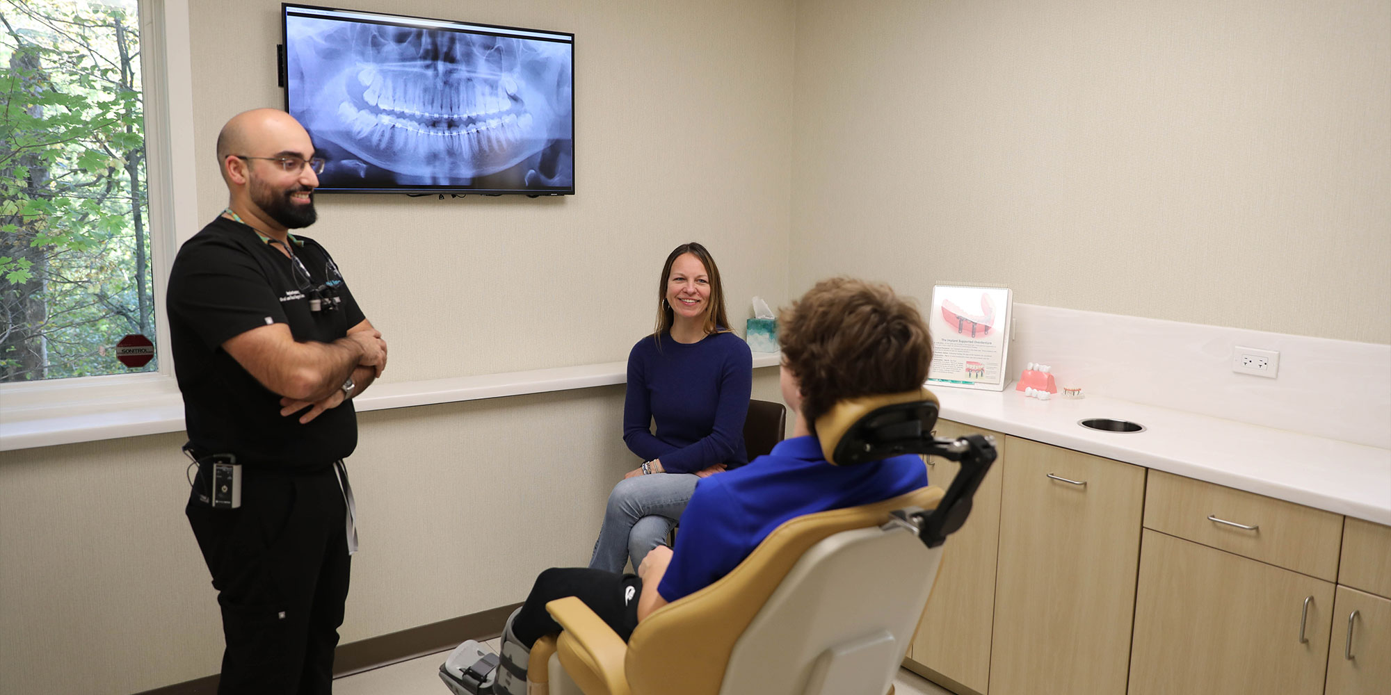 doctor consulting with patient about wisdom teeth